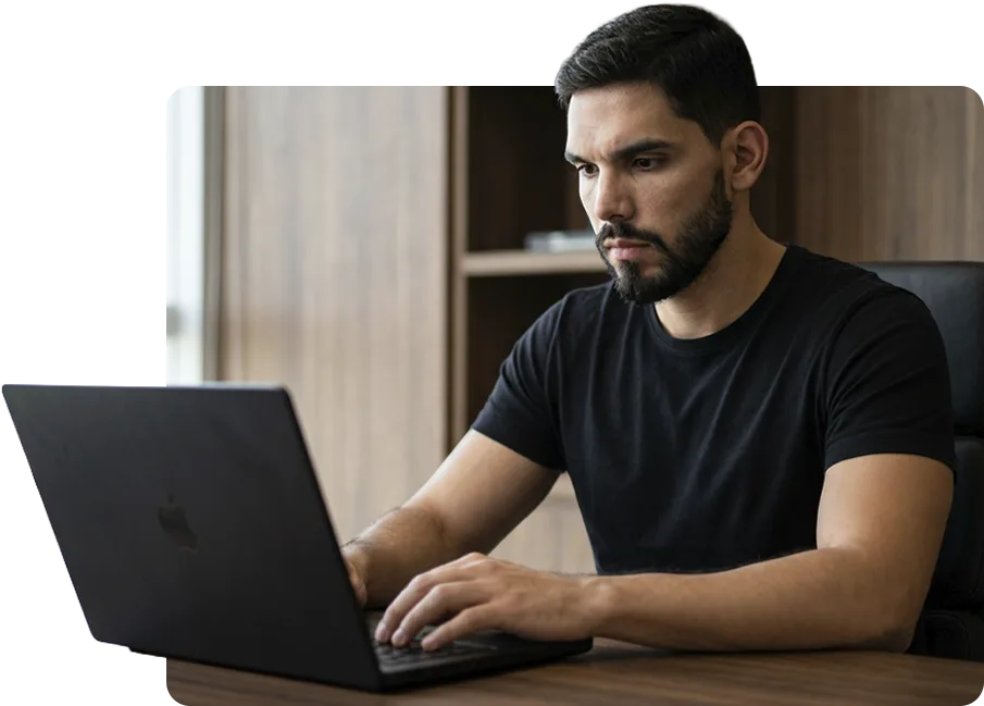 Samuel Almeida usando um notebook